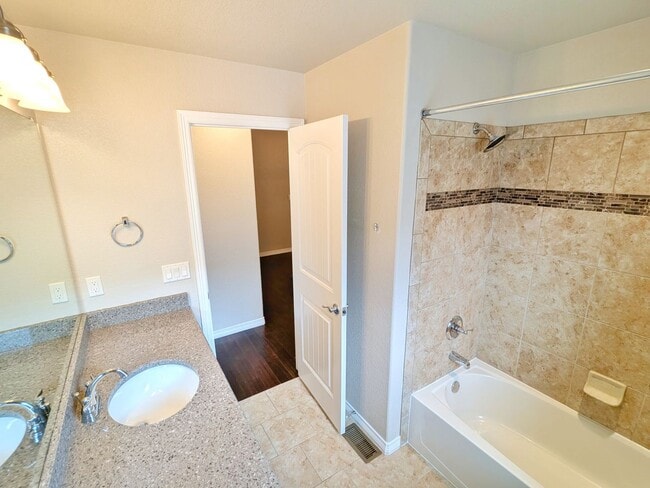 Building Photo - 5 Bedroom Three Bathroom Single Family Home in Monument