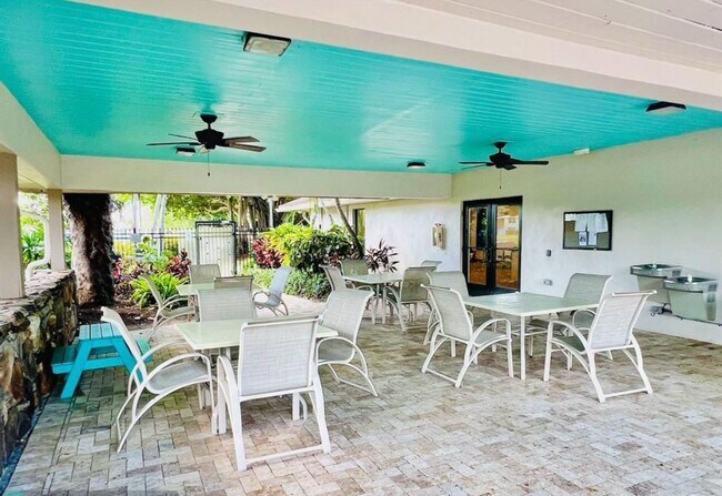 Building Photo - 3100 N Palm Aire Dr