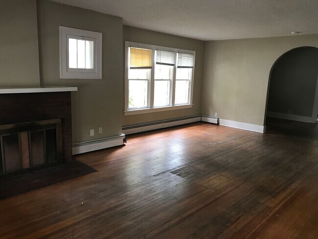 Building Photo - STUDENTS WELCOME! 2 Bed / 1 Bath Home - Walking Distance to CSU