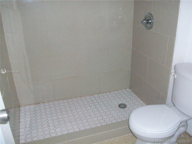 Building Photo - 115 Royal Park Dr