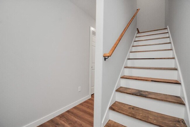 Building Photo - SECTION 8 ACCEPTED! $250 OFF A MONTH'S RENT!!! ***Ask about our No Cash Security Deposit Option***