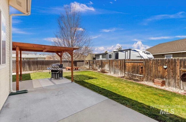 Building Photo - 1117 N Maple Creek Ave