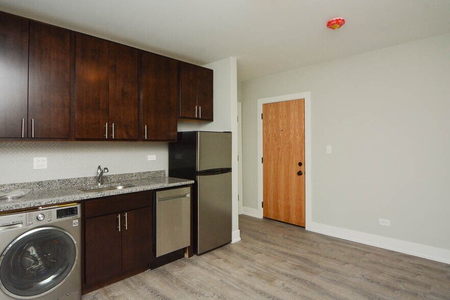 Building Photo - 533 W Belden Ave