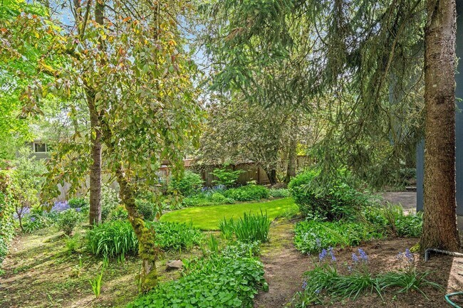 Building Photo - Spacious, well-cared for 4-bdrm/3-bath split-level—Family/laundry rooms, backyard, garage