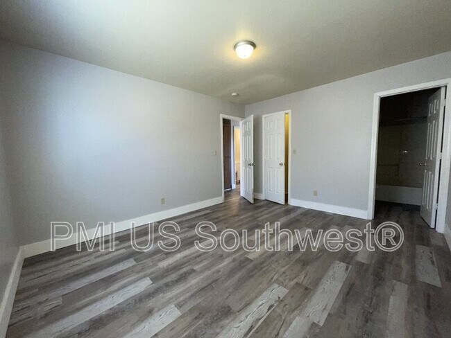 Building Photo - 8132 E Lakeshore Dr