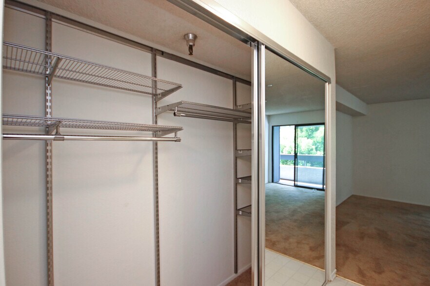 Building Photo - 355 S Marengo Ave