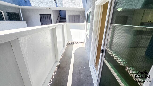 Building Photo - 2 BEDROOM  IN NOHO ARTS