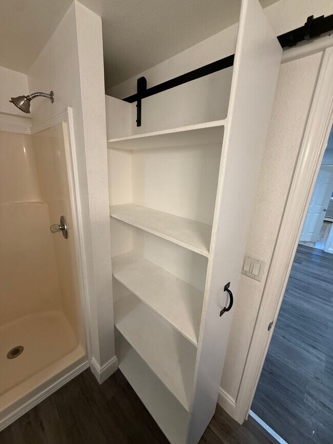 Building Photo - 1315 Ballaine Rd