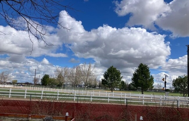 Building Photo - Welcome to this spacious 5-bedroom, 2-bathroom home in Nampa, ID