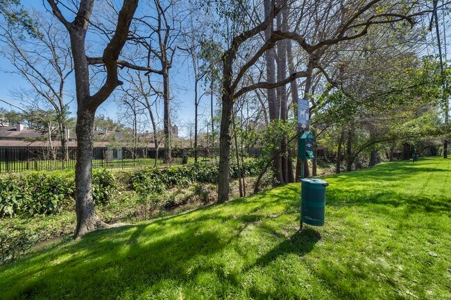 Building Photo - 8944 Chatsworth Dr