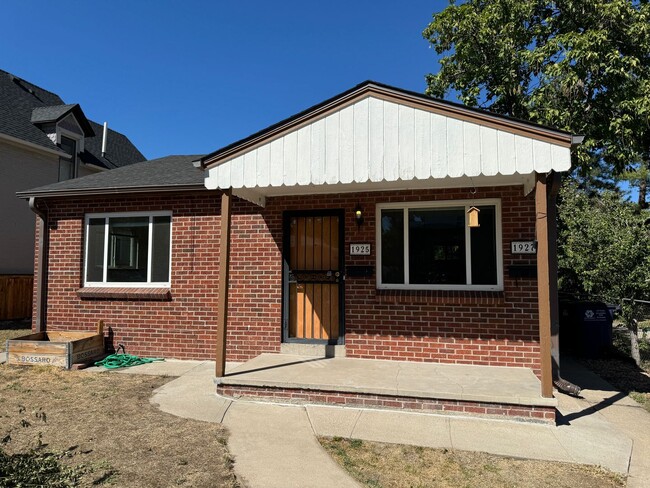 Primary Photo - 2 Bedroom, 1 Bathroom Duplex in Denver! Av...