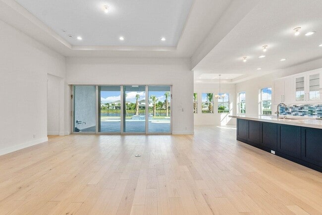 Building Photo - 9237 Crestview Cir