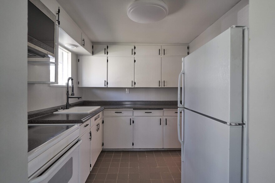 Kitchen - 904 S Junett