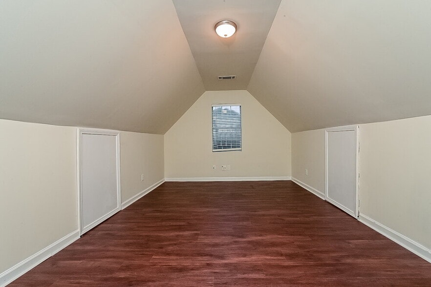 Building Photo - 406 Summer Hill Cir