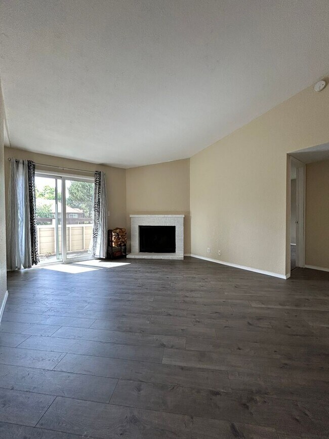 Building Photo - AVAILABLE 8/11 -  2 bed / 2 bath rennovate...