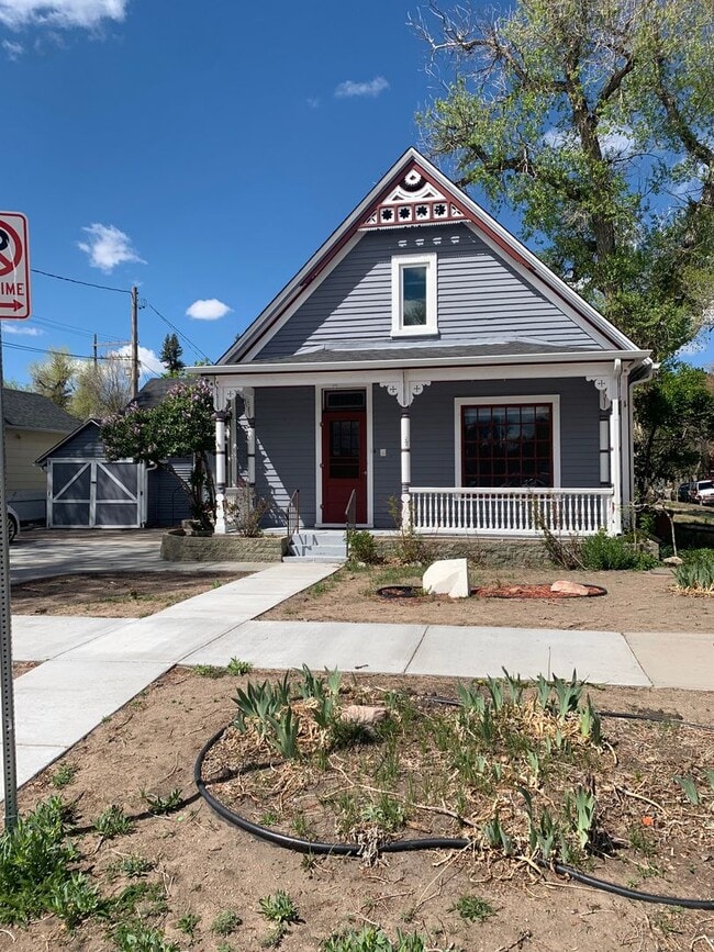 Building Photo - 4 BEDROOM, 1 BATHROOM, SINGLE FAMILY HOME, CONVENIENT DOWNTOWN LOCATION!