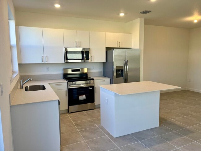 Building Photo - 2776 SE 26th Ave