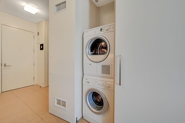 Building Photo - Veer Towers 2010E- Stunning Strip/City Views from this 1bd/1ba, Fully Furnished Residence