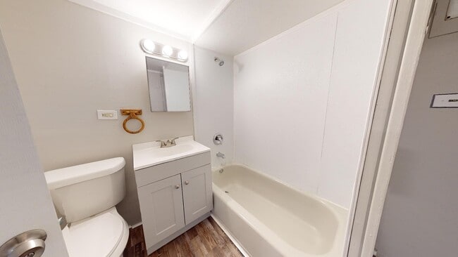 Building Photo - Huge 4 Bedroom Single Family House - almost 1500 SQ FT!