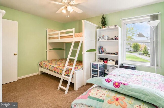 Building Photo - 44 Brambling Ln