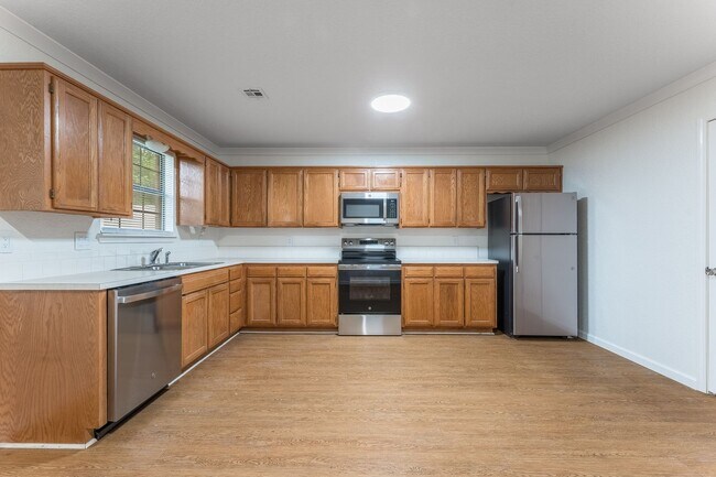 Building Photo - Welcome to this newly updated 2-bedroom, 2...