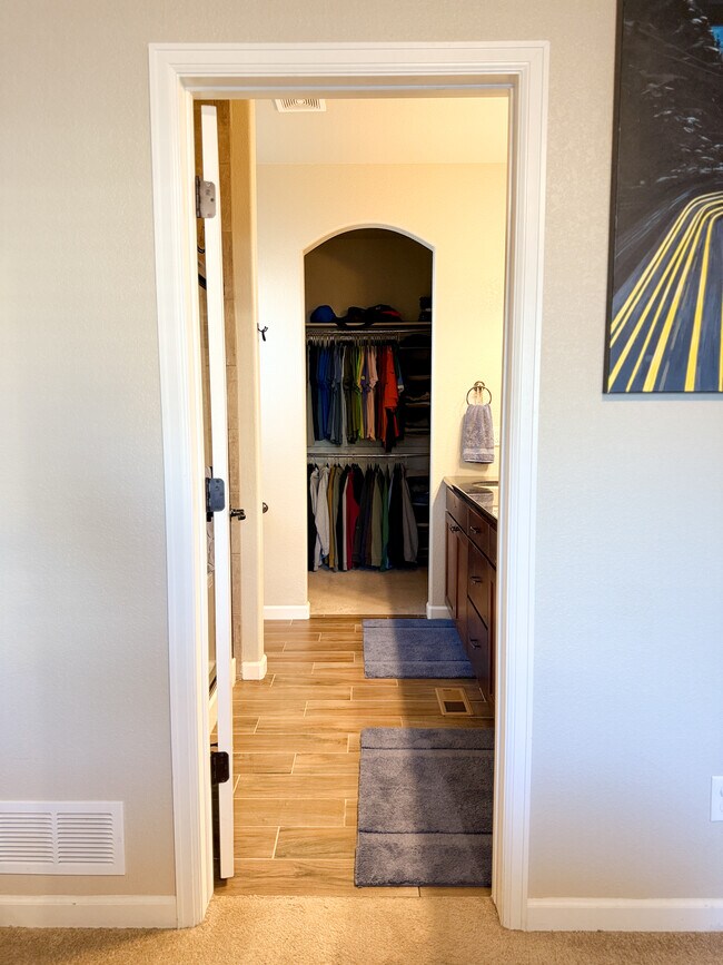 Building Photo - 724 Pioneer Dr