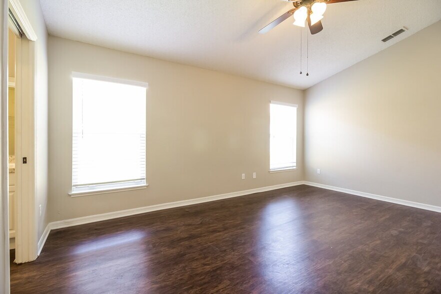 Building Photo - 4240 Forest Island Dr
