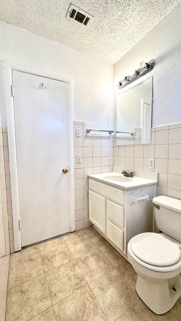 Building Photo - Super Cute 2/1 Just Minutes From Tech and Hospitals!