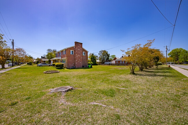 Building Photo - 913 Bern St