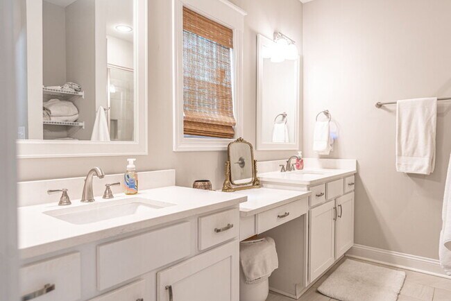 Building Photo - 156 Lakeview Dr