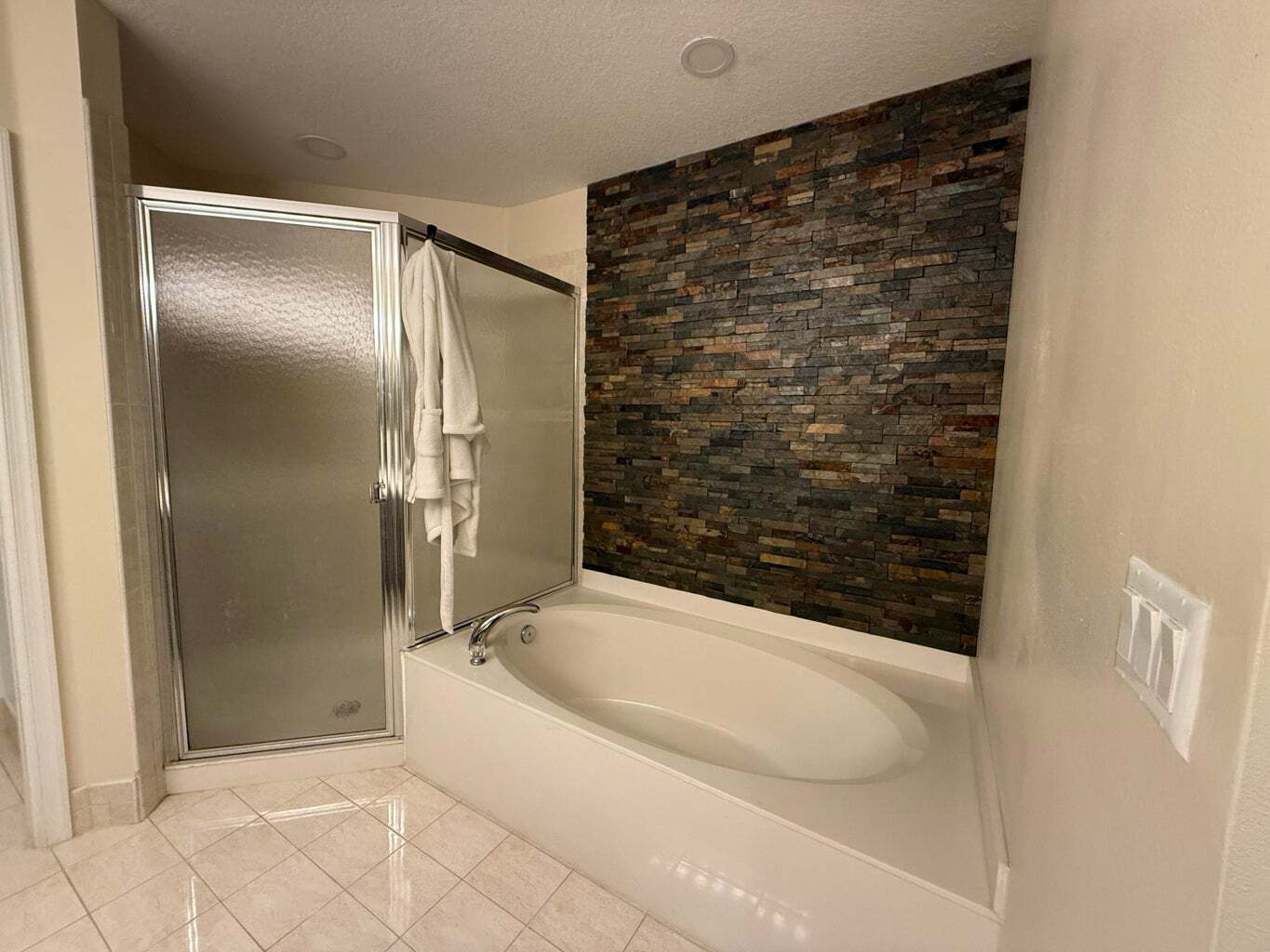 Building Photo - 2136 Oakmont Dr