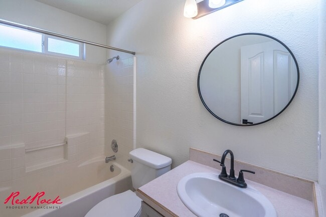 Building Photo - Pet Friendly! 3 Bedroom Single-Level Condo...