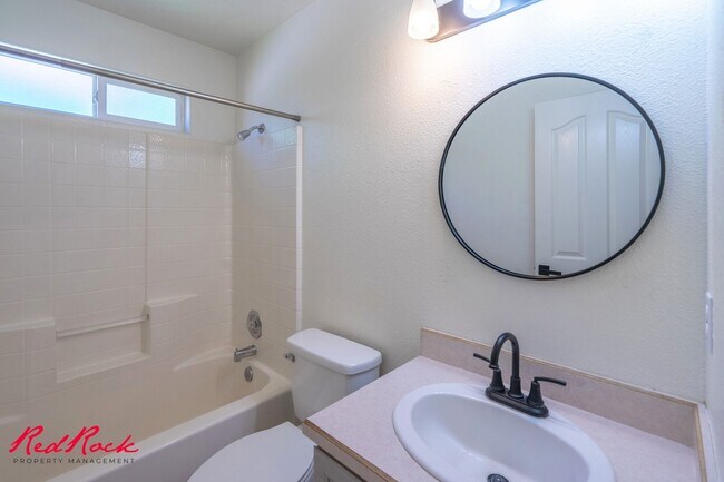 Building Photo - Small Dog Friendly! 3 Bedroom Single-Level...