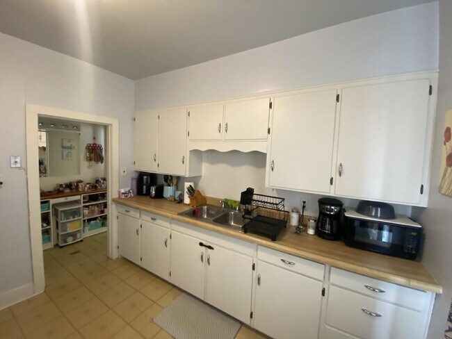 Building Photo - Spacious 1 Bedroom Upper Duplex Near Downtown Eau Claire - Available September 1st!