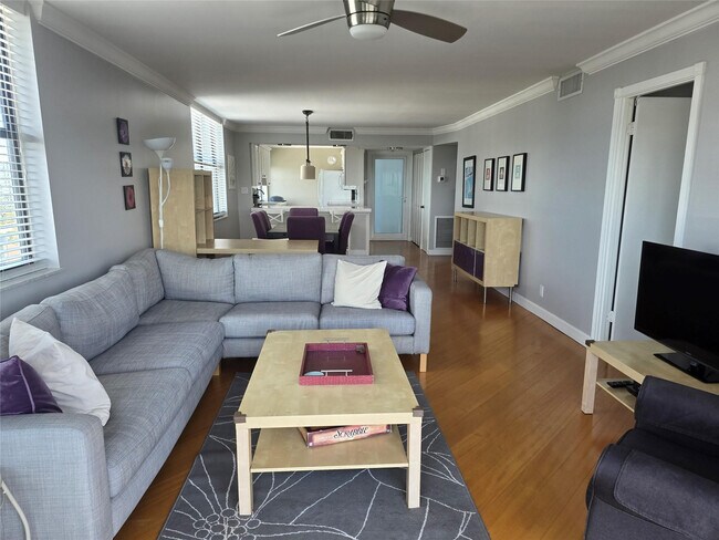 Building Photo - 1401 N Riverside Dr