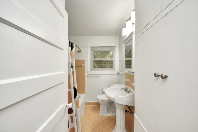 Building Photo - 2332 Sheridan St