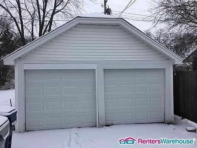 Building Photo - 3 Bedroom Single House Available for 8/1