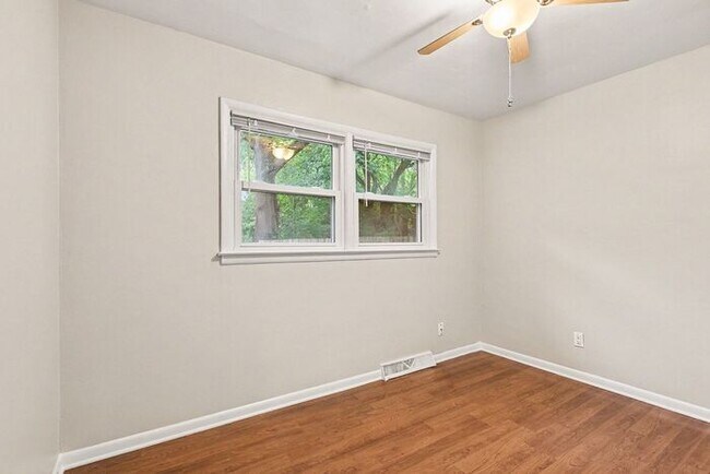 Building Photo - $1174- 2-bedroom duplex with spacious basement!