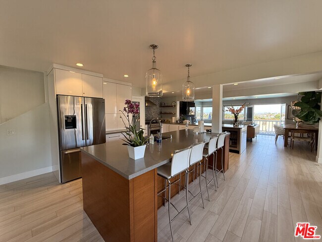 Building Photo - 200 Larsson St