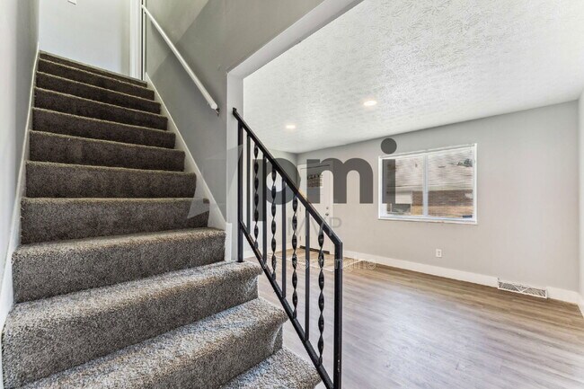 Building Photo - 4056 Carlton Ave