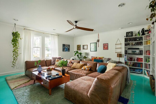 Building Photo - 6604 Woodhue Dr