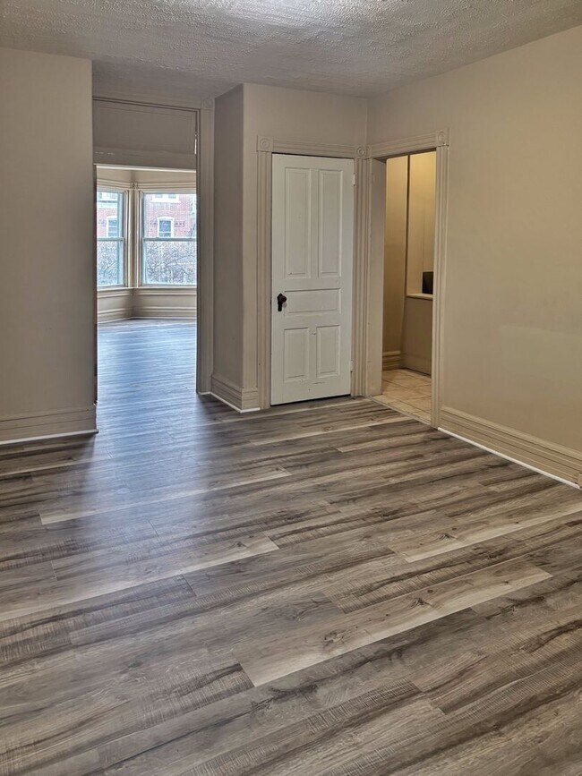 Building Photo - 516 W Allen St