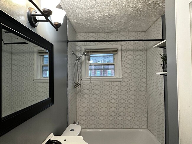 Building Photo - Perfect house to call home