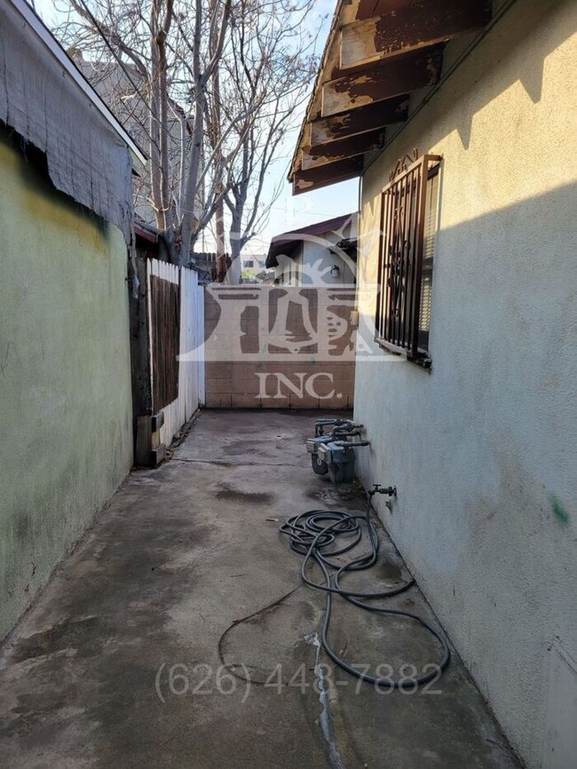 Building Photo - Spacious 2-Bedroom, 1-Bathroom Single-Leve...