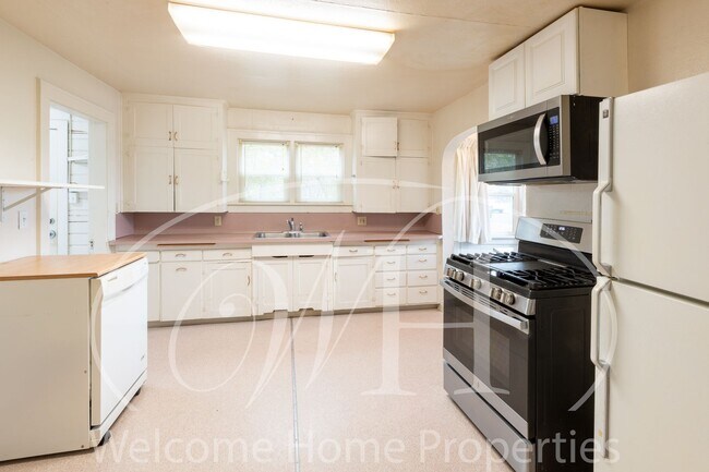 Building Photo - Cozy Home with Storage in Quiet Convenient Location