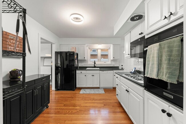 Building Photo - 415 Huntington Ln
