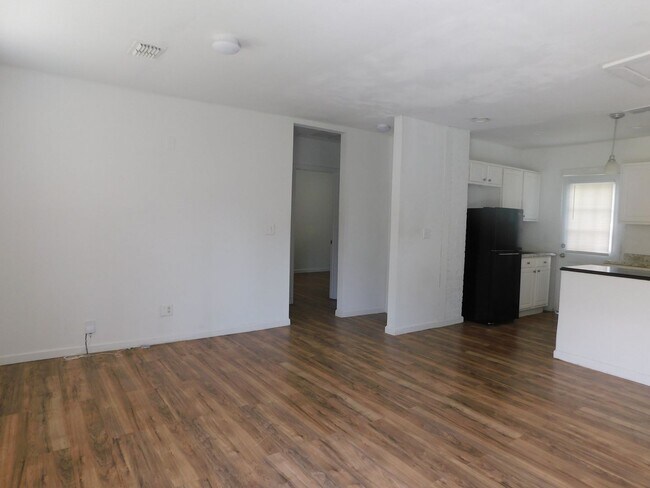 Building Photo - Completley Remodeled 2/1 in Longbranch!