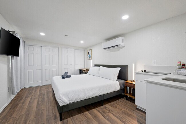 Building Photo - 4030 W Lincoln St