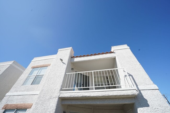 Building Photo - Showings Available NOW