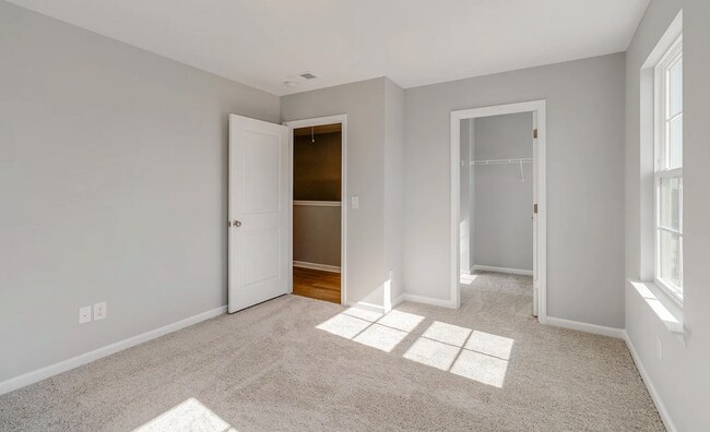 Building Photo - Spacious 5-Bedroom Home with Modern Finishes in Prime Elgin Location